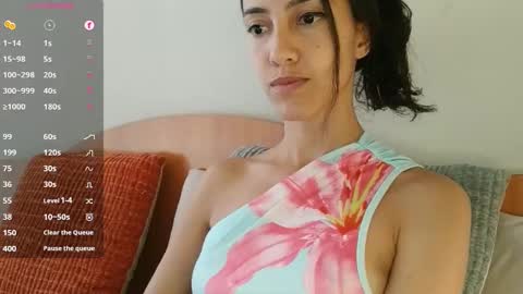 Snapshot of innocentlatiina chatting on 17, 11, 2025 Laroa online show from 17, 11, 2025