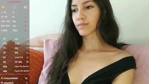 Snapshot of innocentlatiina chatting on 19, 11, 2025 Laroa online show from 19, 11, 2025