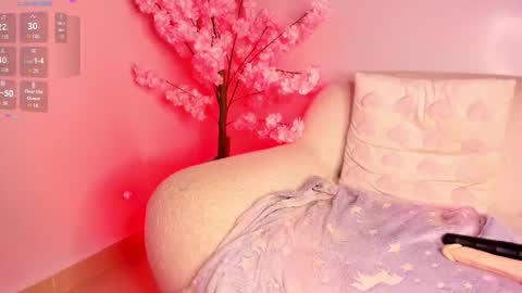 Snapshot of isa_little4u chatting on 23, 11, 2025 online show from 23, 11, 2025