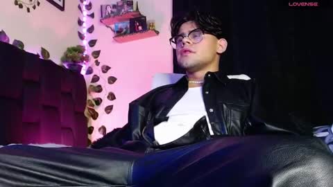 Snapshot of isaac_saenz chatting on 24, 2, 2025 Isaac Saenz. online show from 24, 2, 2025