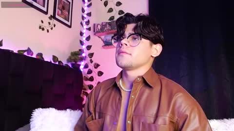 Snapshot of isaac_saenz chatting on 12, 3, 2025 Isaac Saenz. online show from 12, 3, 2025