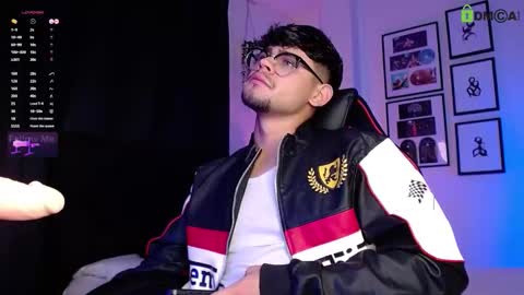 Snapshot of isaac_saenz chatting on 4, 12, 2025 Isaac Saenz. online show from 4, 12, 2025