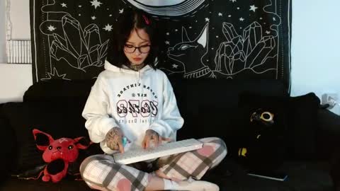    online show from 15, 11, 2025