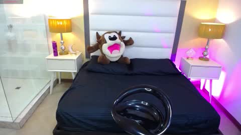 Snapshot of isabella_cherry_ chatting on 12, 10, 2025 Isa Online 11pm to 5am Colombia time online show from 12, 10, 2025