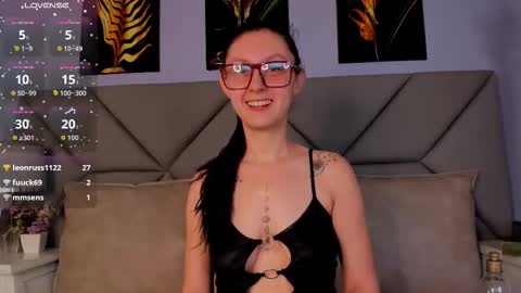 Snapshot of isis1012 chatting on 24, 11, 2025 isa online show from 24, 11, 2025