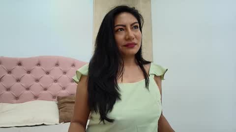 Isis Choi online show from 28, 11, 2025