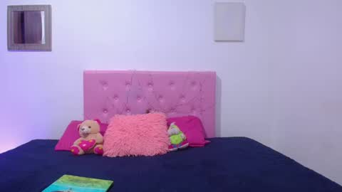 issa_kitty online show from 4, 3, 2025