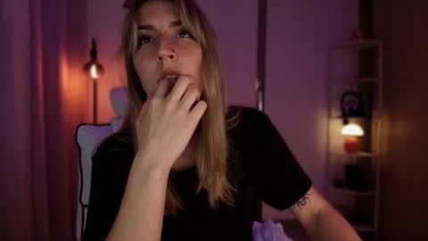 Linda Sofia help me get to 100 thumbs up online show from 7, 3, 2026