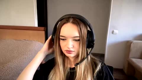 Hi Im Mishel 18 years old online show from 22, 11, 2025