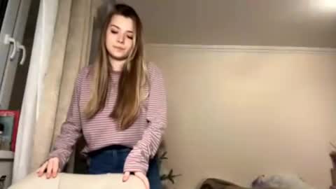 Hey EveryoneIm Kimi  Glad to see you in my room We almost hit 10 Thumb up in one day   online show from 31, 1, 2026