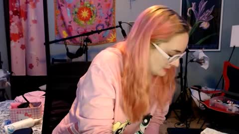 Snapshot of jennifergwen chatting on 5, 3, 2025 Jennifer Gwen online show from 5, 3, 2025