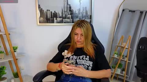 bella  adams online show from 18, 10, 2025