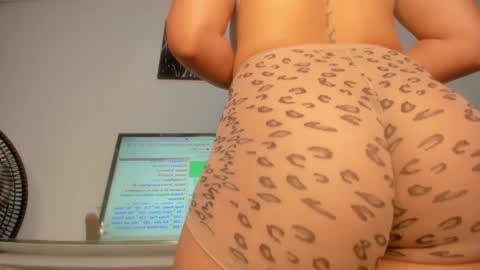 Snapshot of joanyo_brown chatting on 6, 1, 2025 joanyo_brown online show from 6, 1, 2025