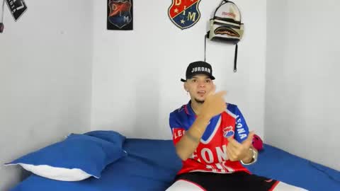 Snapshot of johan_and_antonella chatting on 17, 12, 2025 johan_and_antonella online show from 17, 12, 2025