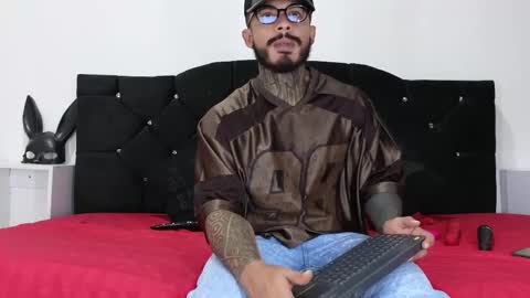 Snapshot of john_and_louis chatting on 1, 3, 2025 John online show from 1, 3, 2025