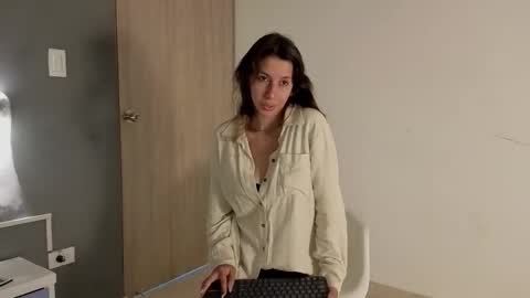 jolie_lov online show from 6, 10, 2025