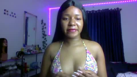 Snapshot of juicy_pussy1122 chatting on 5, 11, 2025 Emily online show from 5, 11, 2025