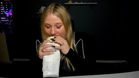 Snapshot of juli_kisss chatting on 20, 12, 2024 juli kisss online show from 20, 12, 2024