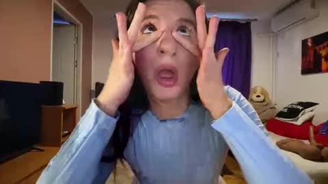 Snapshot of julietterosie chatting on 7, 3, 2026 Rose online show from 7, 3, 2026