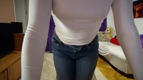 Snapshot of julietterosie chatting on 11, 3, 2026 Rose online show from 11, 3, 2026