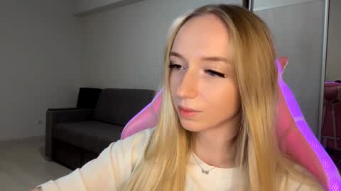 Snapshot of julissariecke chatting on 8, 11, 2025 Sofie online show from 8, 11, 2025