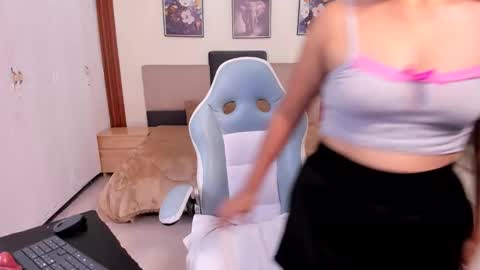 Snapshot of karola_cute_ chatting on 25, 11, 2025 katalina online show from 25, 11, 2025