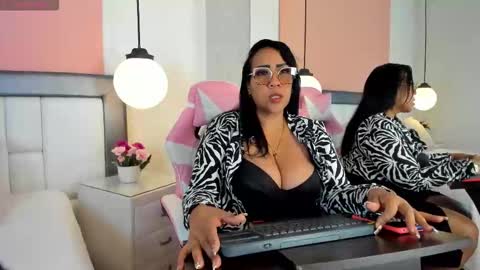 Snapshot of karolwest_ chatting on 1, 11, 2025 karolwest_ online show from 1, 11, 2025