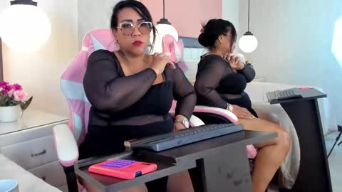 Snapshot of karolwest_ chatting on 4, 11, 2025 karolwest_ online show from 4, 11, 2025