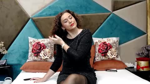 KateQueenston --  online show from 21, 10, 2025