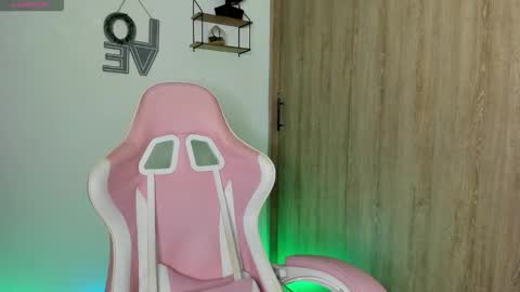 Snapshot of katie_boss2 chatting on 6, 11, 2025 Katie online show from 6, 11, 2025