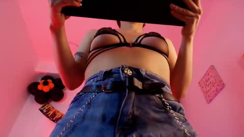 Snapshot of katy_van chatting on 19, 10, 2025 Katy Van online show from 19, 10, 2025