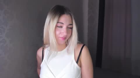 Snapshot of kiki_bloom chatting on 20, 11, 2025 Bella online show from 20, 11, 2025