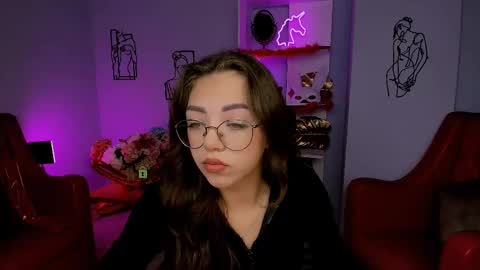 Snapshot of kiki_swan chatting on 5, 3, 2025 kiki_swan online show from 5, 3, 2025