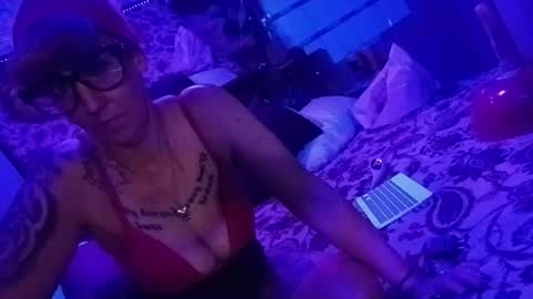 kikilovespartylights online show from 15, 3, 2026