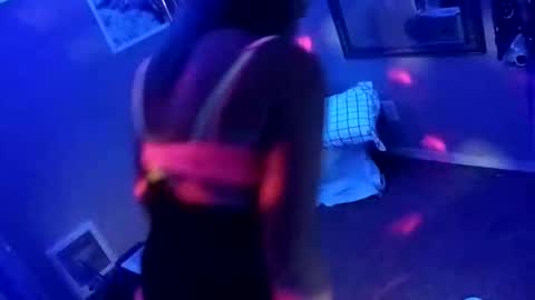 kikilovespartylights online show from 29, 3, 2026