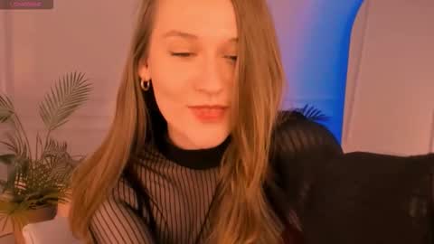 Snapshot of kiragold_ chatting on 17, 11, 2025 Kira online show from 17, 11, 2025