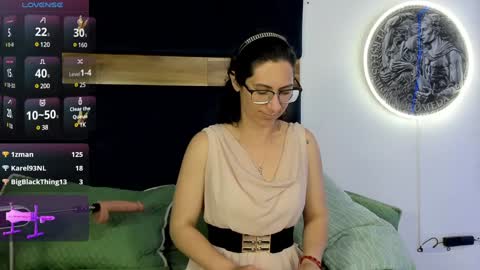 Kissing Company online show from 4, 2, 2025