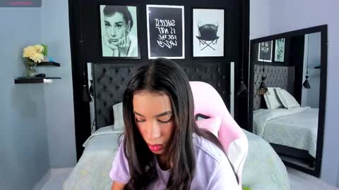 Snapshot of kitty_collins_ chatting on 2, 10, 2025 Kitty online show from 2, 10, 2025