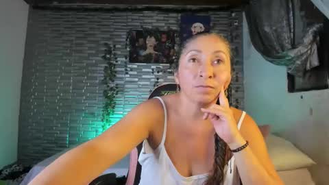 Snapshot of kitty_violet_ chatting on 21, 10, 2025 violet online show from 21, 10, 2025