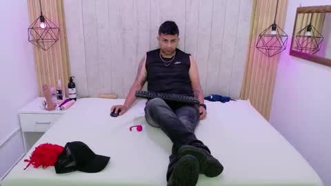 Snapshot of kity_spiderr chatting on 8, 11, 2025 Luisa y Jairo online show from 8, 11, 2025