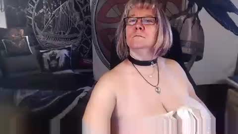 Snapshot of kleiner_teufel chatting on 9, 10, 2025 Michelle online show from 9, 10, 2025