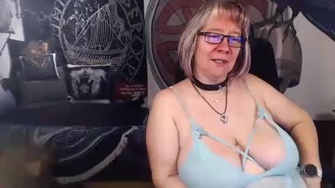 Snapshot of kleiner_teufel chatting on 22, 10, 2025 Michelle online show from 22, 10, 2025