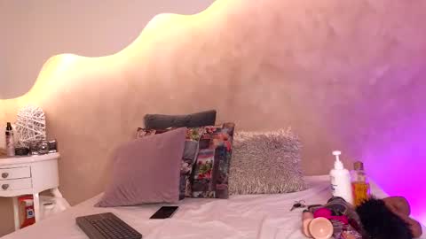 K L O E online show from 5, 11, 2025