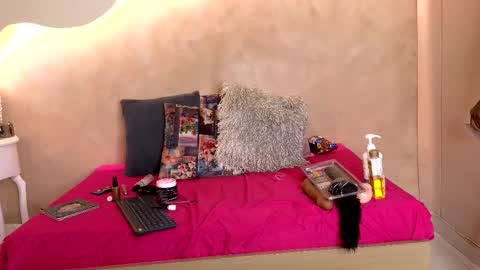 K L O E online show from 7, 11, 2025