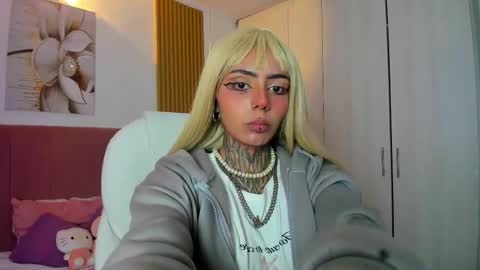 Snapshot of korarousee chatting on 12, 10, 2025 Kora online show from 12, 10, 2025