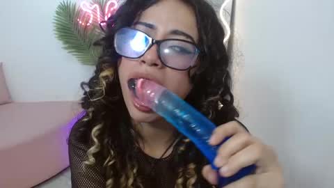 kristen_tay online show from 18, 2, 2025