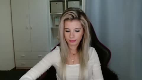 Snapshot of kristineamore chatting on 6, 11, 2025 KristineAmore online show from 6, 11, 2025