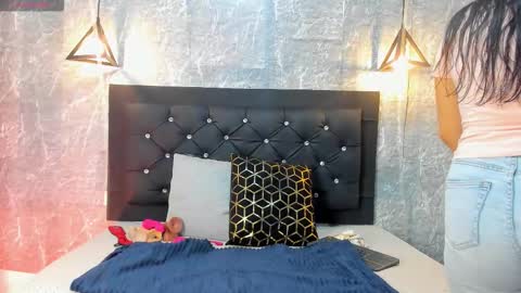 Snapshot of krystal_taylor23 chatting on 12, 11, 2025 Kystal Taylor online show from 12, 11, 2025