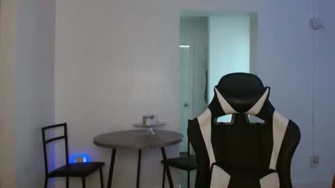 Snapshot of krystalblakexxx chatting on 27, 10, 2025 Krystal Blake online show from 27, 10, 2025