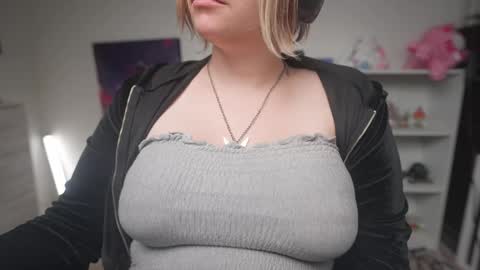 Snapshot of krystalsyxx chatting on 8, 10, 2025 Krystal Syx online show from 8, 10, 2025